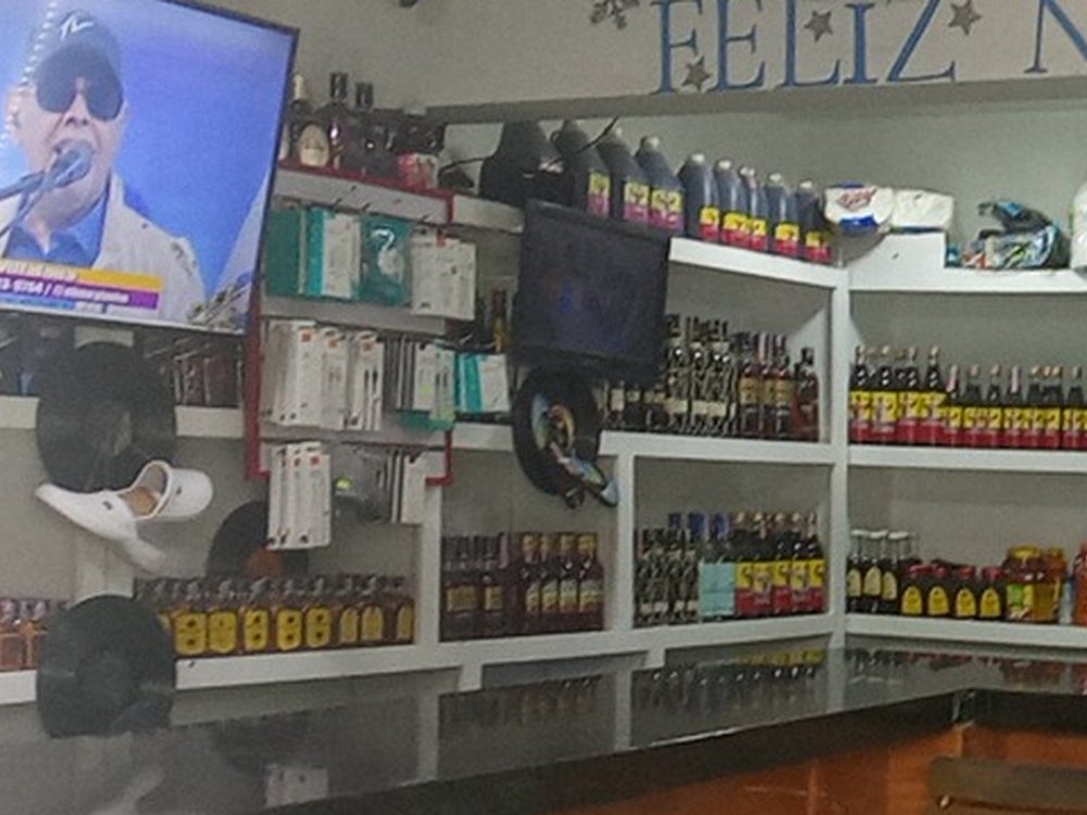 Estantes con botellas, salsas y productos de despensa