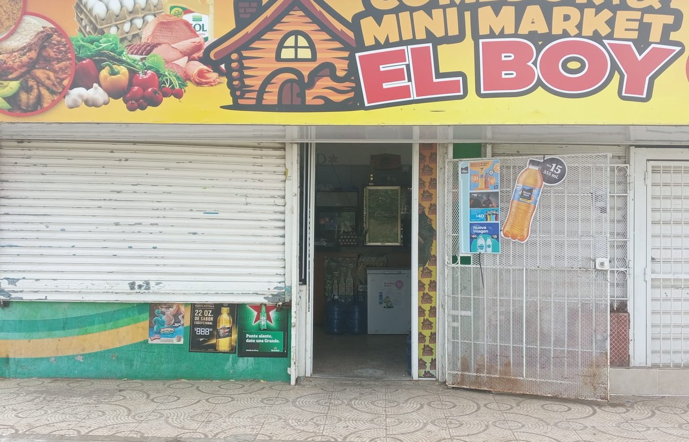 Fachada amarilla de El Boy vista desde la calle